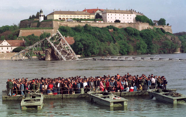 Скела_на_Дунаву_током_НАТО_бомбардовања_1999_године.jpeg