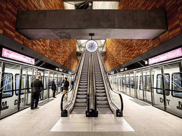 04-escalators-on-platform-symmetric.jpg