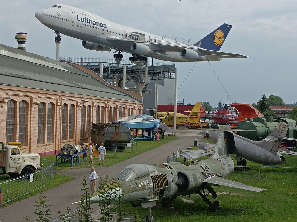 1200px-Boeing_747_über_Liller_Halle_(37024522593).jpg