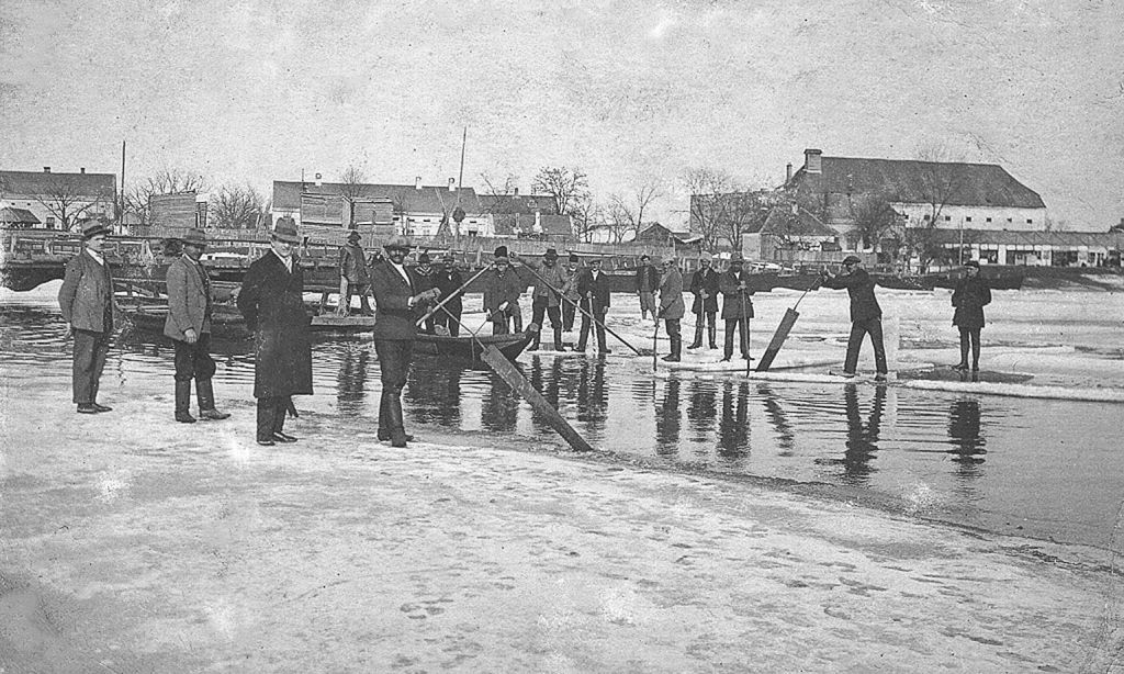 1929. Secenje leda na Savi, Sremska Mitrovica.jpeg