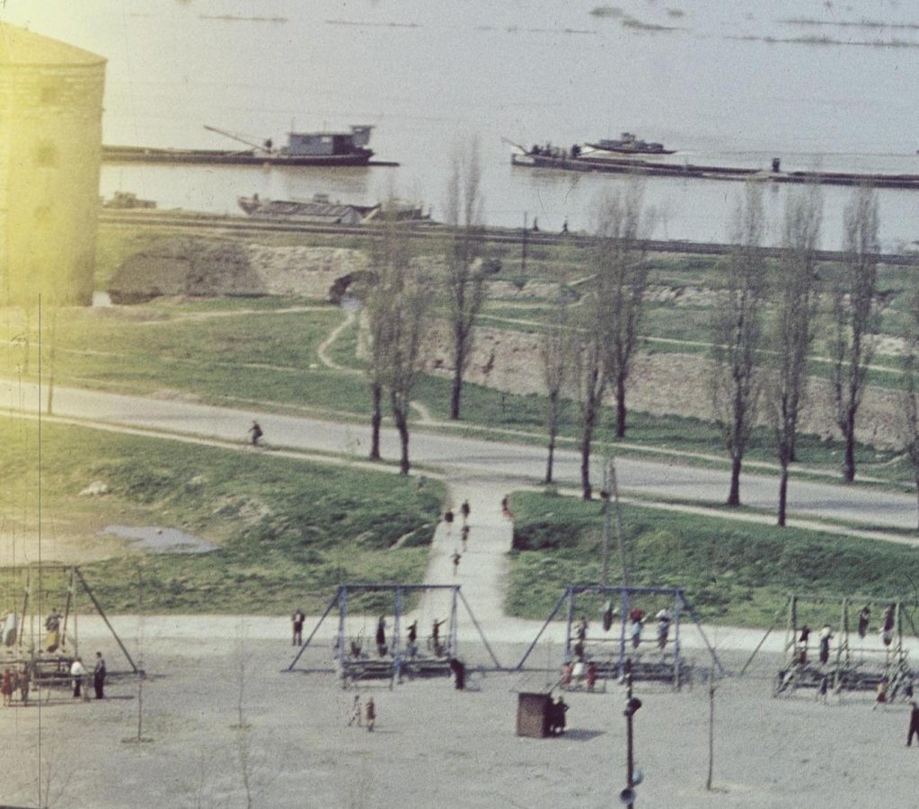 1952.04 Pogled na usce i Dunavsku kapiju sa tvrdjave, most.jpg