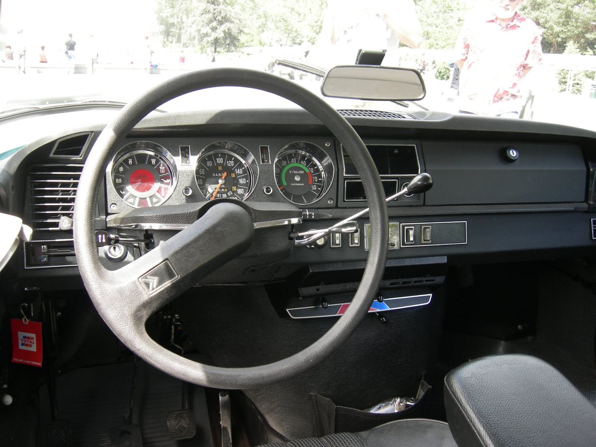 1974_Citroen_D-Special_dashboard.jpg