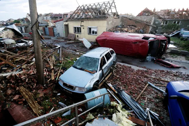 2021-06-25T081800Z_660691784_RC2G7O97OL8E_RTRMADP_3_CZECH-WEATHER-TORNADO-ezgif.com-webp-to-jp...jpg