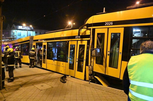 2022-12-19-two-trams-collided-in-budapest-hungary-v0-30l6l7aivz6a1.jpg