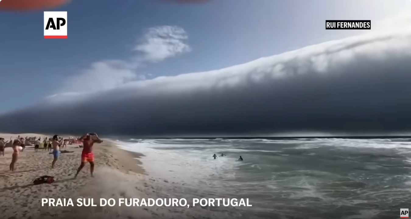 2025.07.01 Rare cloud amazes beachgoers in Portugal.png