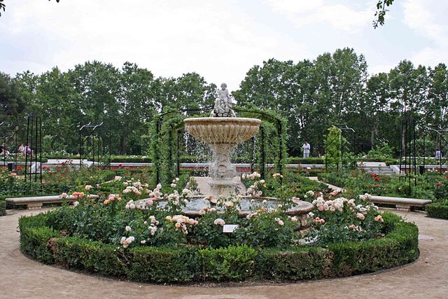 640px-Rosaleda_-_Parque_del_Retiro_-_20070805.jpg