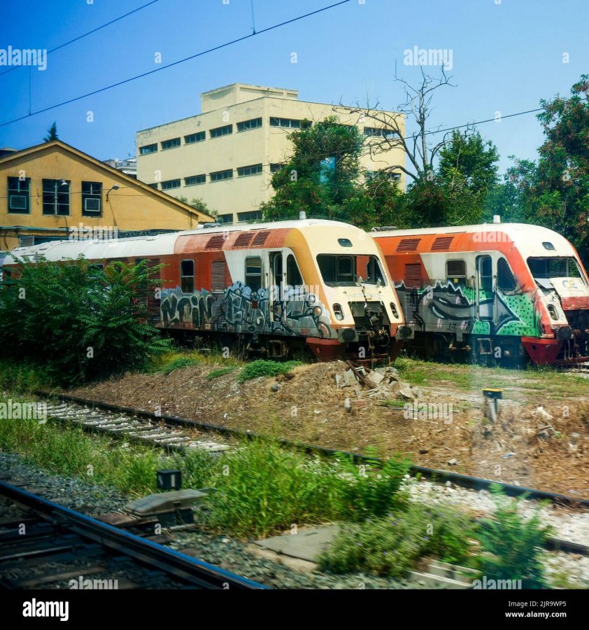 abandoned-trains-thessaloniki-macedonia-north-eastern-greece-2JR9WP5.jpg