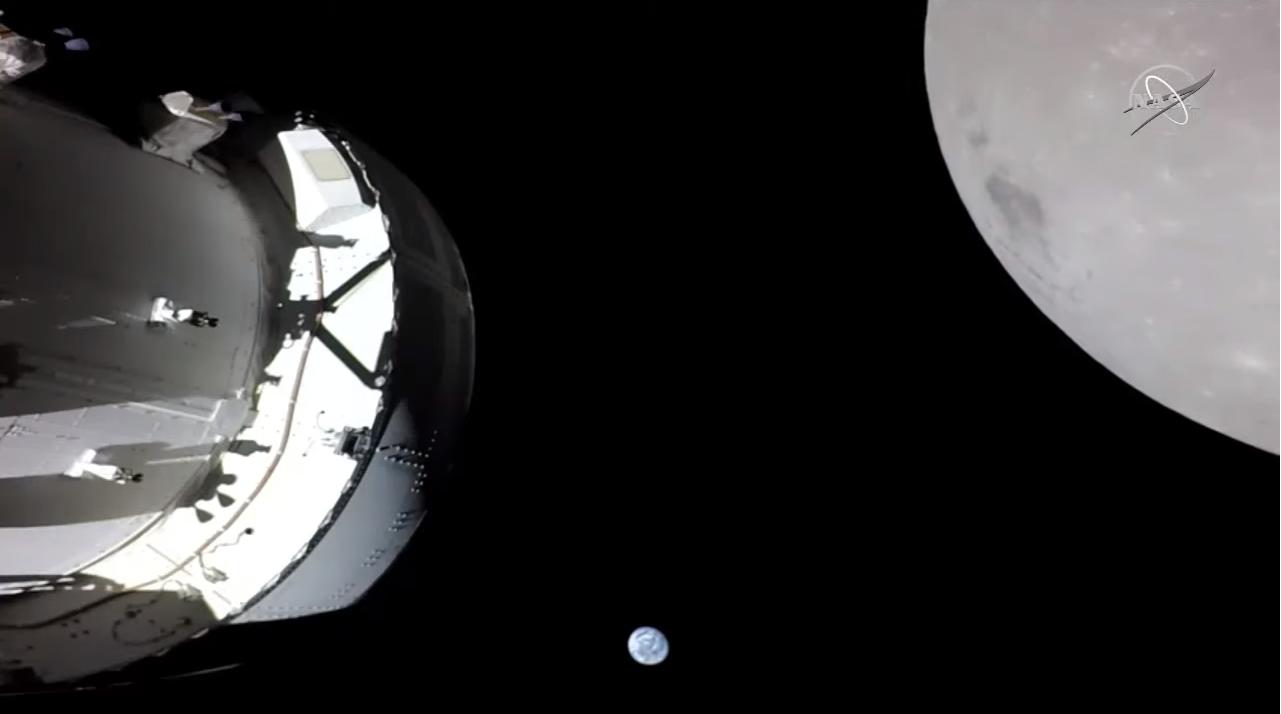 Artemis, Close flyby of the Moon 1.jpg