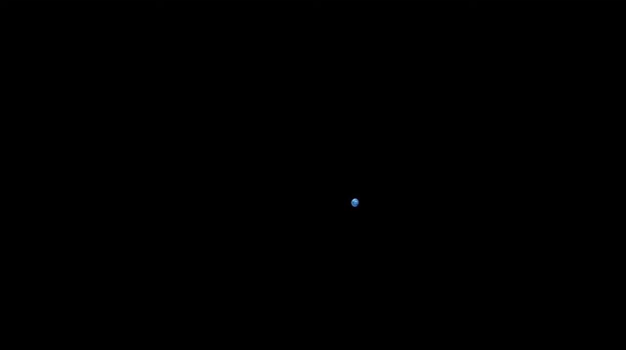 Artemis, Close flyby of the Moon 5.jpg