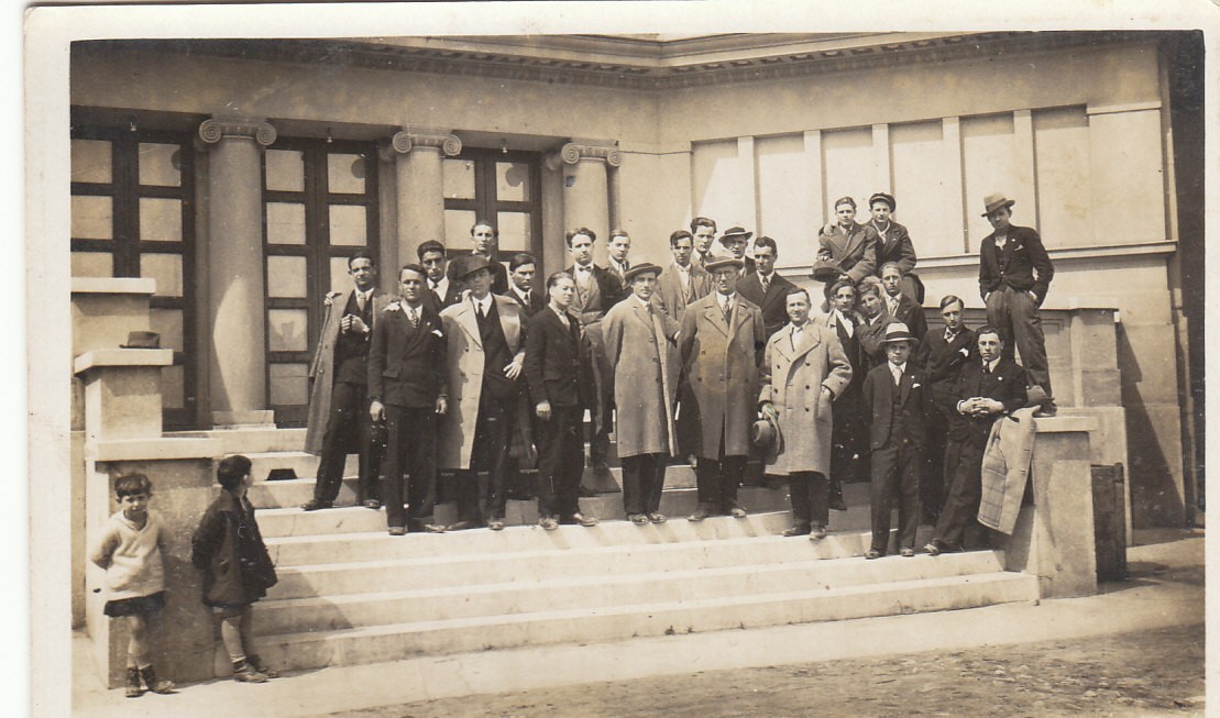 Beograd-1931-Maturanti-ispred-Cvijete-Zuzoric_slika_O_156563737.jpg