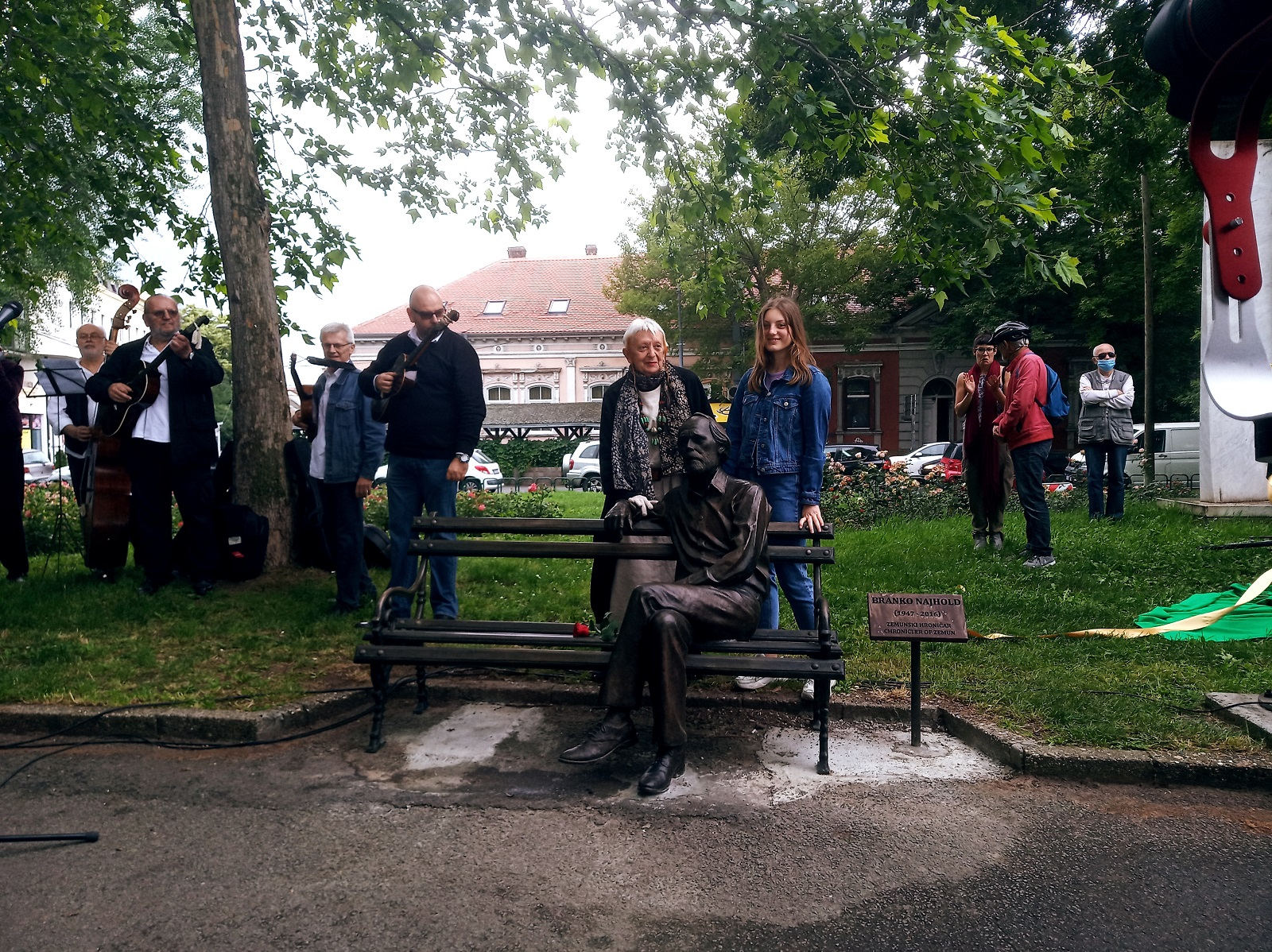 Bojana Ivanovic i unuka Tijana Najhold na otkrivanju skulpture Branku Najholdu.jpg