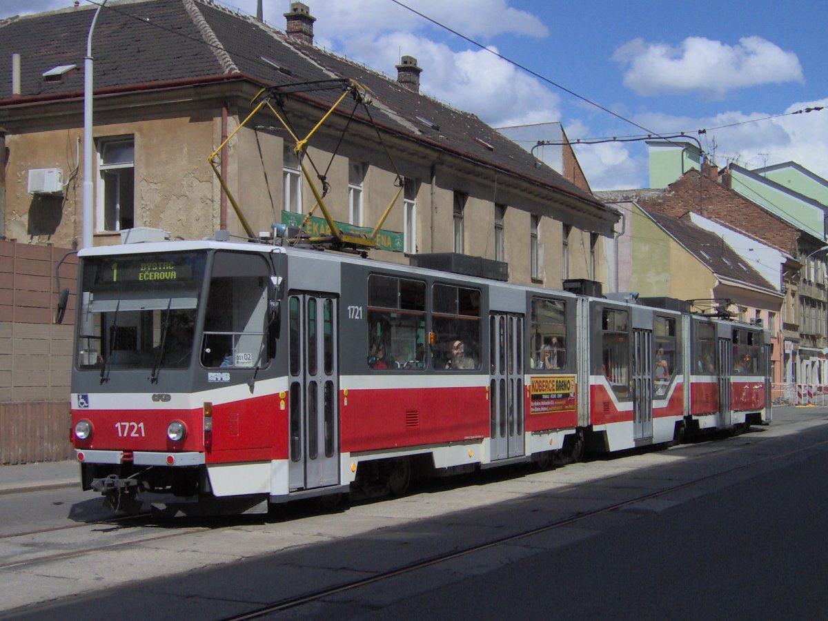Brno,_Staré_Brno,_Hybešova,_Tatra_KT8D5R.N2.jpg