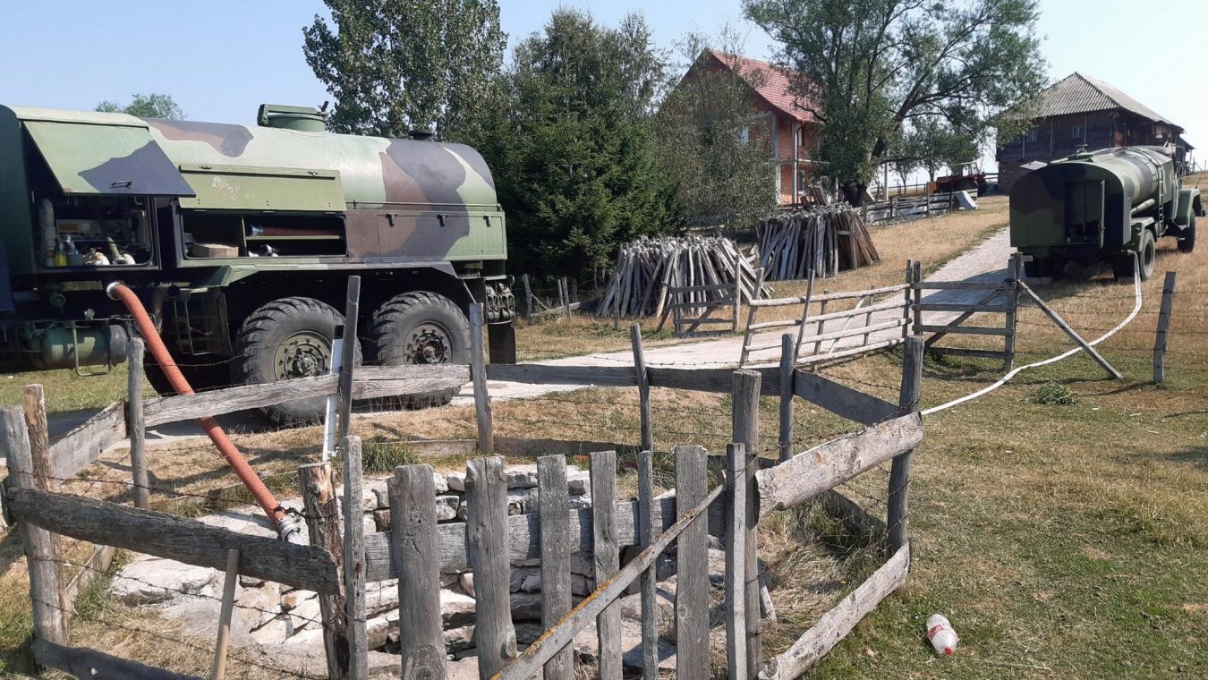 cisterne-vojske-srbije-pomoc-mestanima-na-pesterskoj-visoravni-jul2022-3.jpg