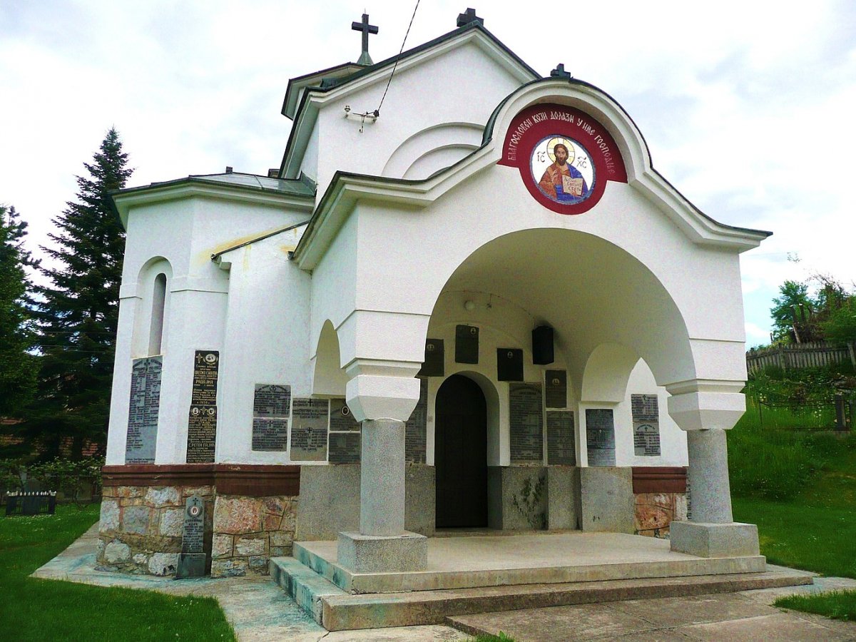 Crkva-spomen_kosturnica_u_Peckoj_Korunovic.JPG