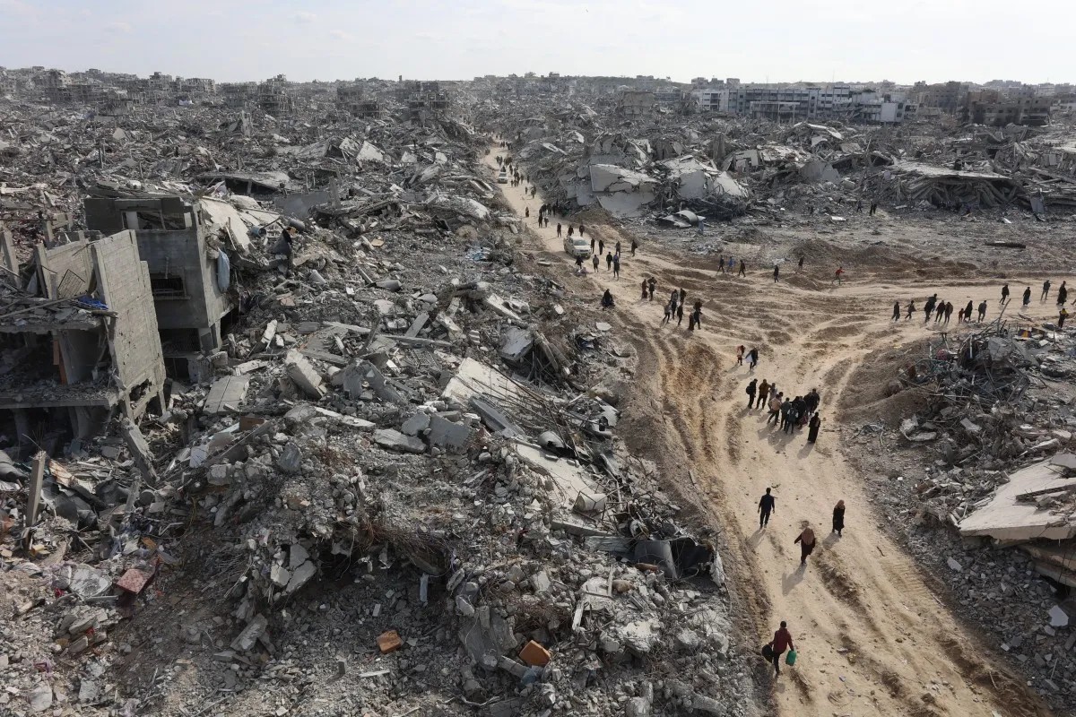 Displaced Palestinians return home after Gaza ceasefire.jpg