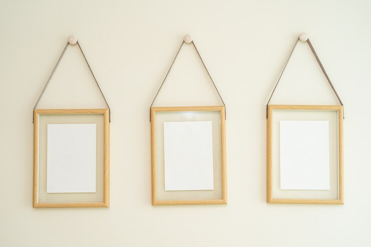 empty-photo-frames-wall_74190-10006.jpg