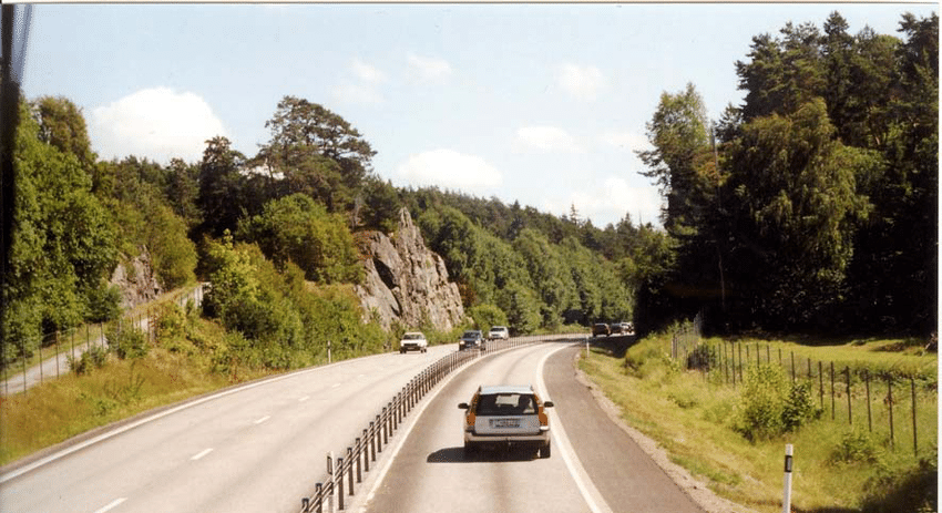 Example-of-a-2-1-road-in-Sweden-Picture-courtesy-P-van-Vliet-AVV.png