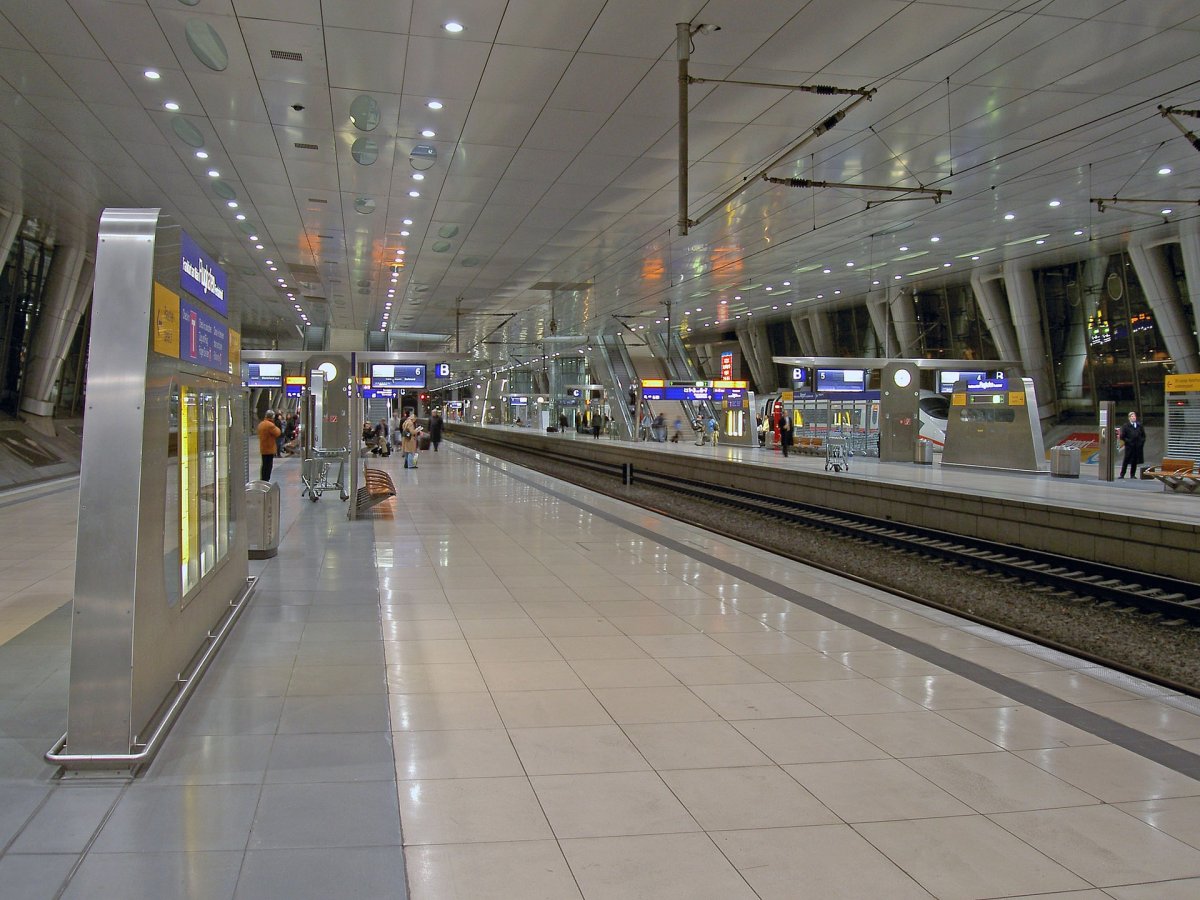 Flughafen-Fernbahnsteig-Frankfurt_am_Main.JPG