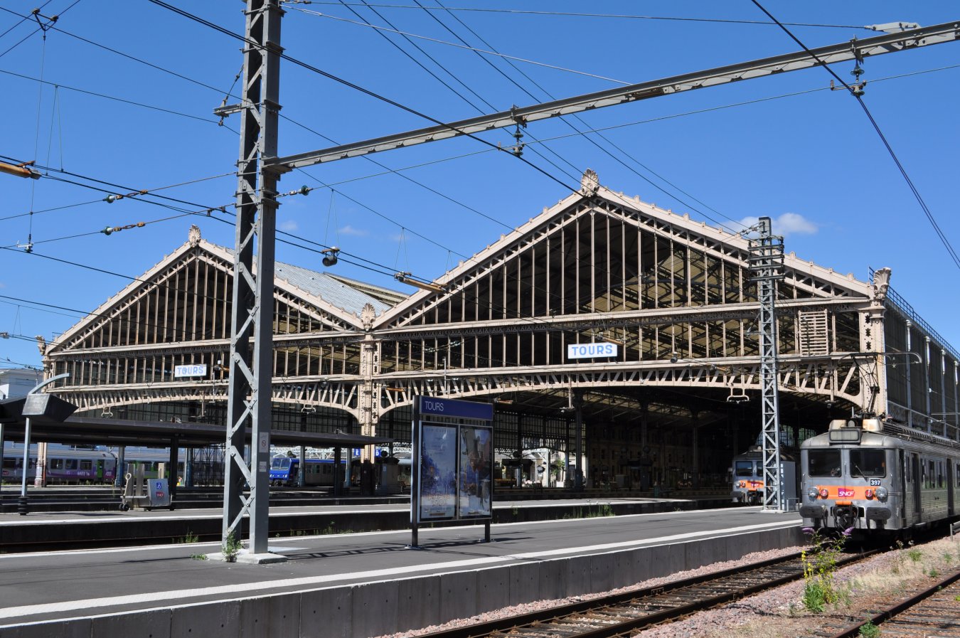Gare_de_Tours_-_Vue_d'ensemble_des_quais.jpg