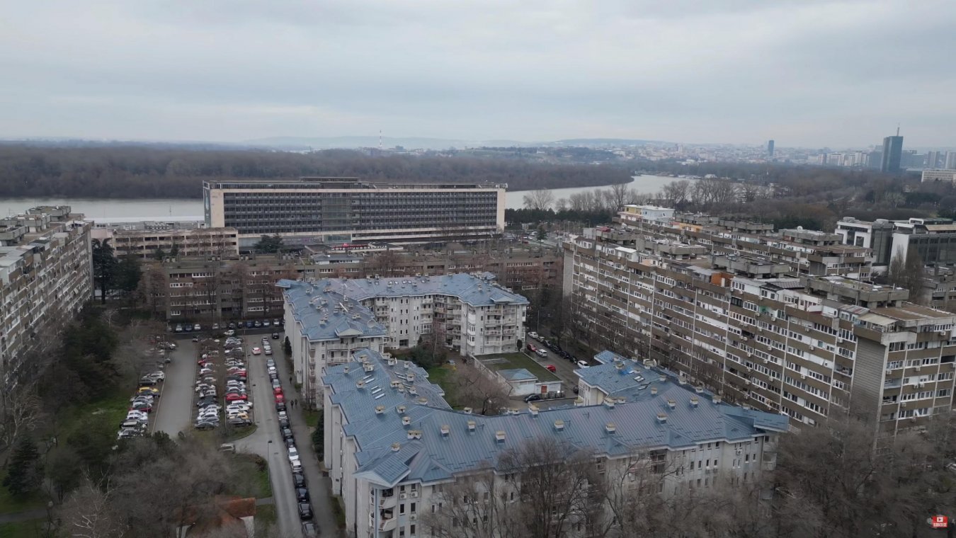 Hotel Jugoslavija iz drona, pogled ka Dunavu.jpg