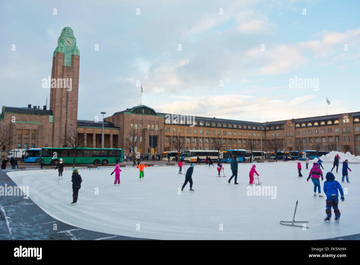 ice-skating-rink-next-to-central-railway-station-rautatientori-central-FK5NHH.jpg