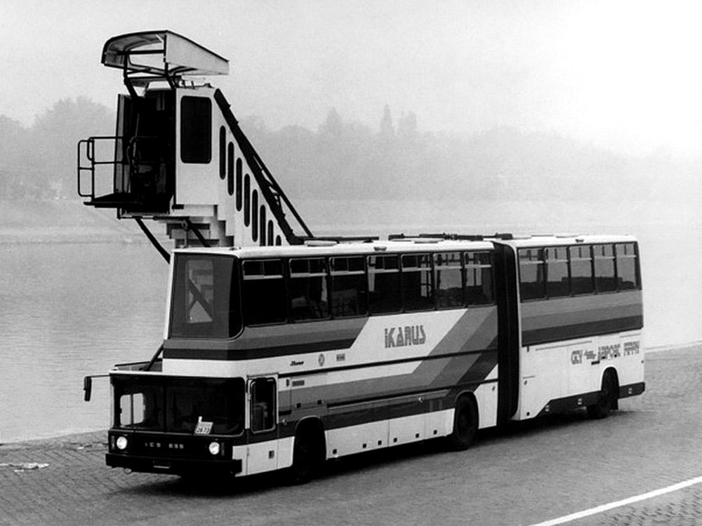 Ikarus 695.jpg