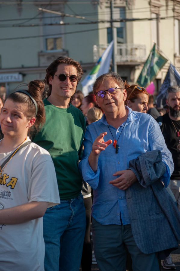 imgi_22_par-slika-sa-danasnjeg-protesta-1-2-06-28-2025-v0-ota5vfbmfr9f1.png
