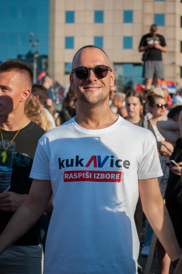 imgi_23_par-slika-sa-danasnjeg-protesta-1-2-06-28-2025-v0-4trmqebmfr9f1.png