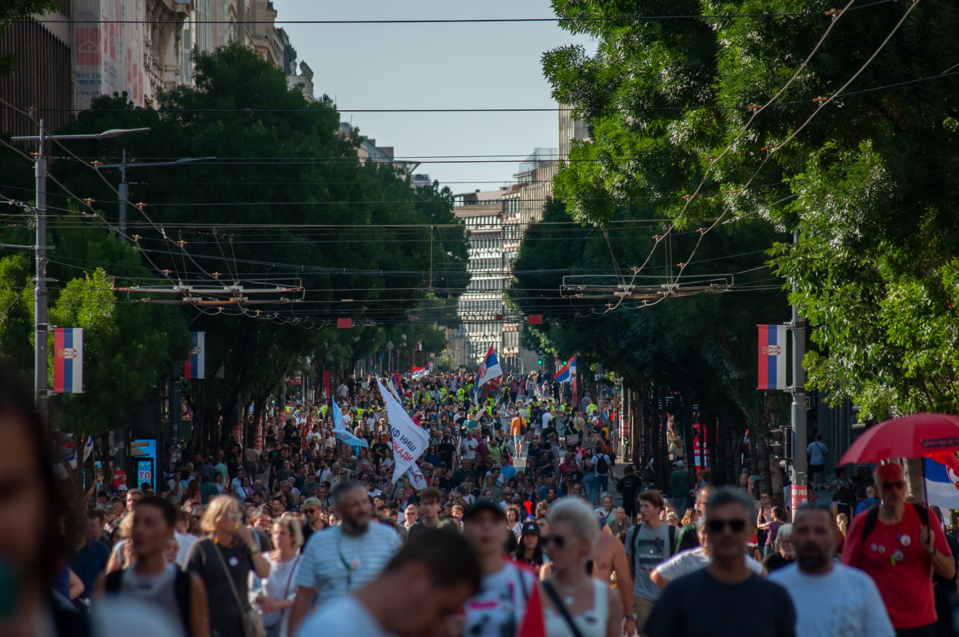 imgi_5_par-slika-sa-danasnjeg-protesta-1-2-06-28-2025-v0-7u7cm9bmfr9f1.png