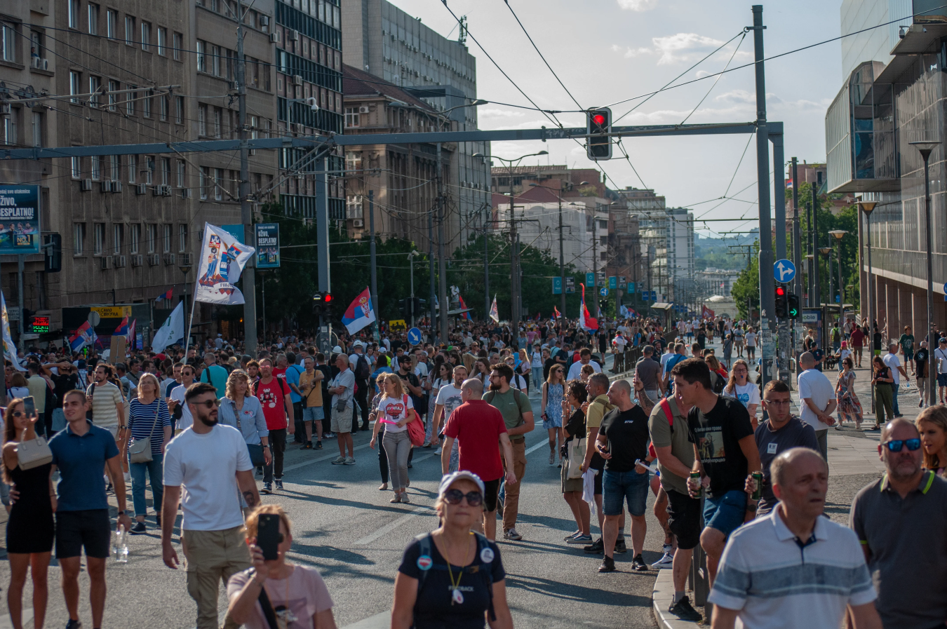 imgi_8_par-slika-sa-danasnjeg-protesta-1-2-06-28-2025-v0-goi2pbcmfr9f1.png