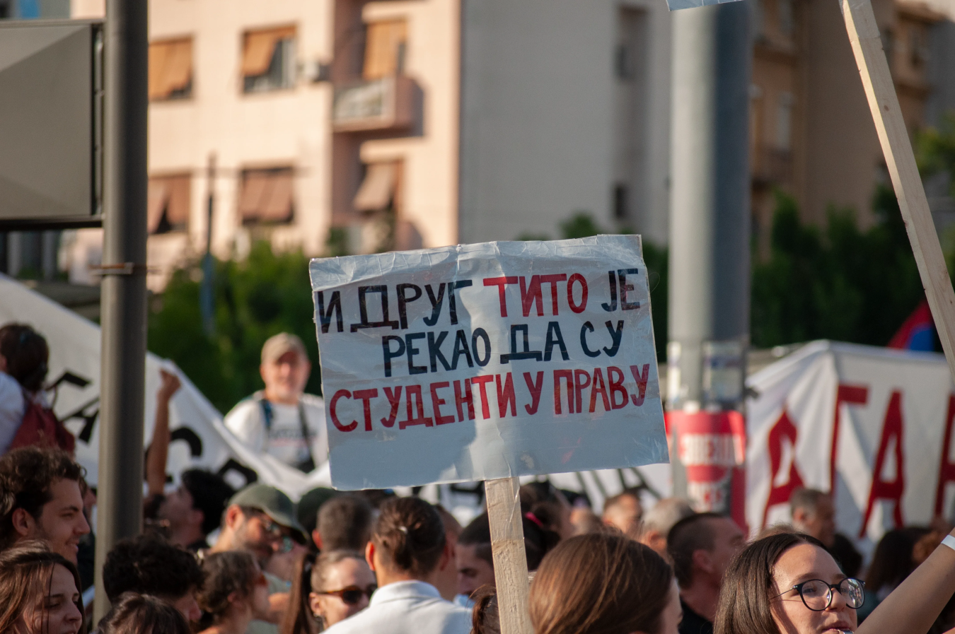 imgi_9_par-slika-sa-danasnjeg-protesta-1-2-06-28-2025-v0-oye4wcbmfr9f1.png