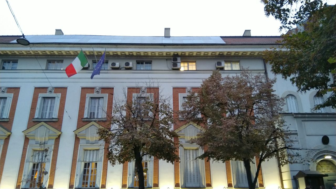 Italijanska ambasada solar.jpg