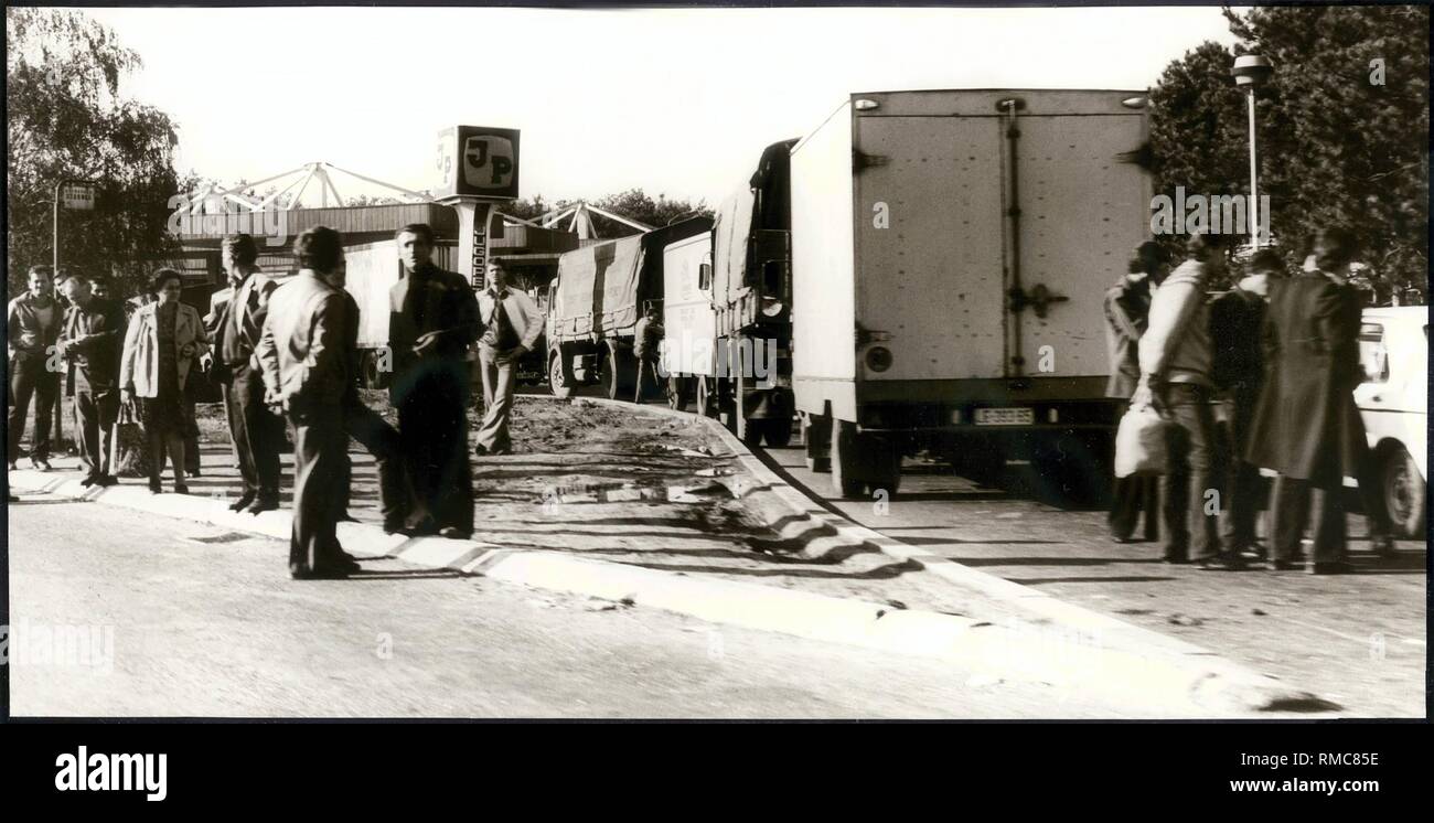 jugoslawien-lieferengpass-benzin-rationierung-im-oktober-1982-der-ort-an-einer-tankstelle-in-b...jpg