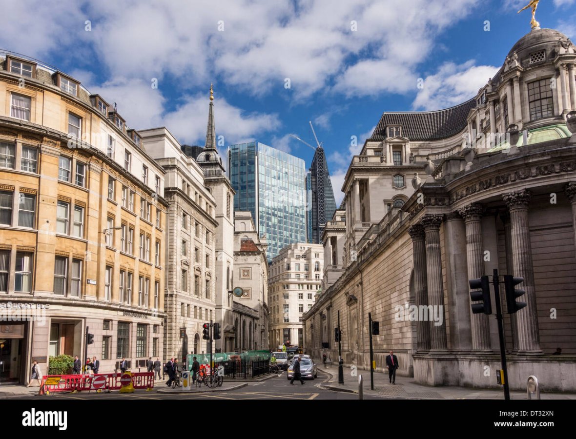 juxtaposition-of-old-and-new-architecture-in-the-city-of-london-uk-DT32XN.jpg