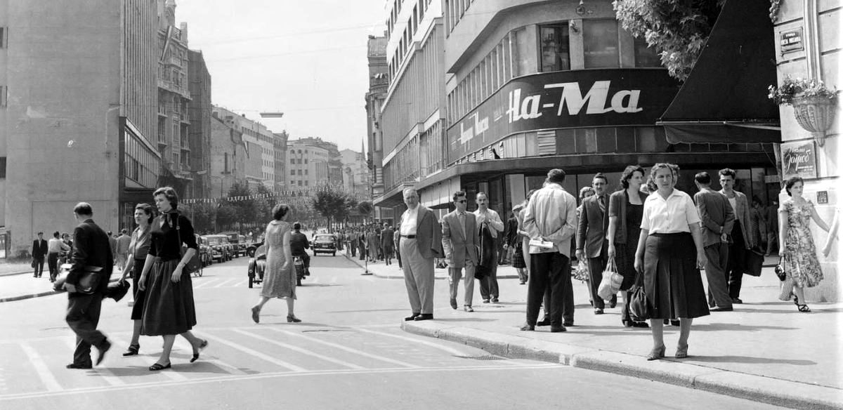 KNEZ MIHAILOVA ULICA ugao sa O.Vencem 1956 by Eugene V. Harris.jpg