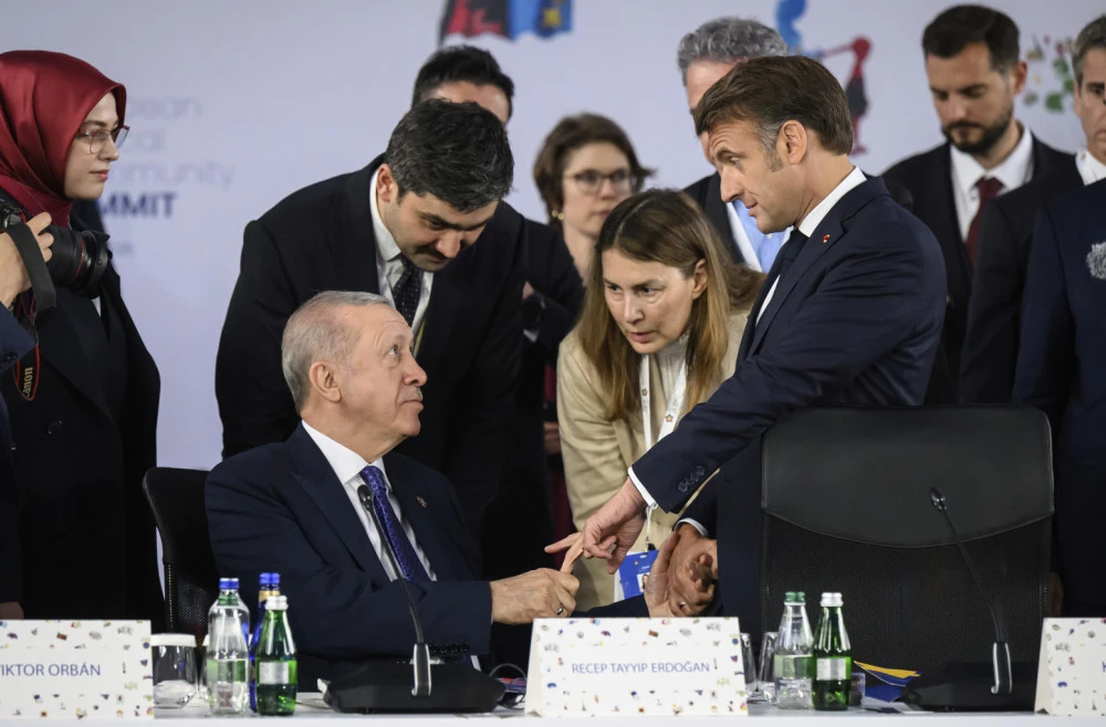 Makron i Erdogan, srednji prst 1.png