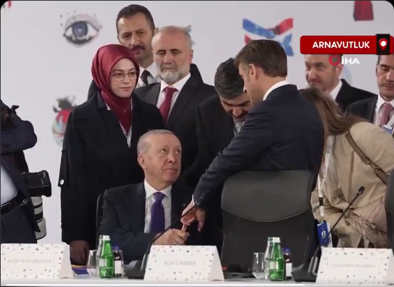 Makron i Erdogan, srednji prst 2.png