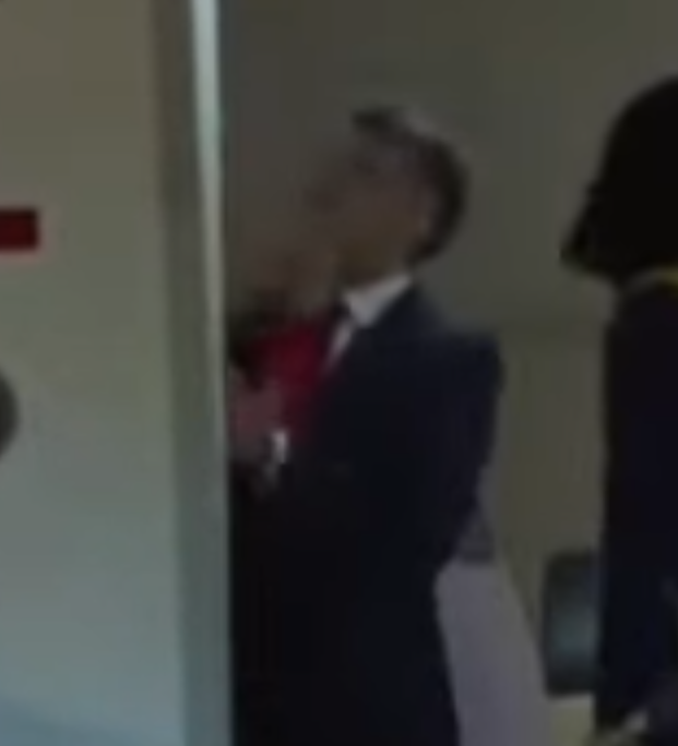 Makron i zena, udarac 1.png