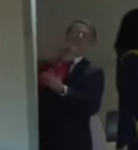 Makron i zena, udarac 2.png