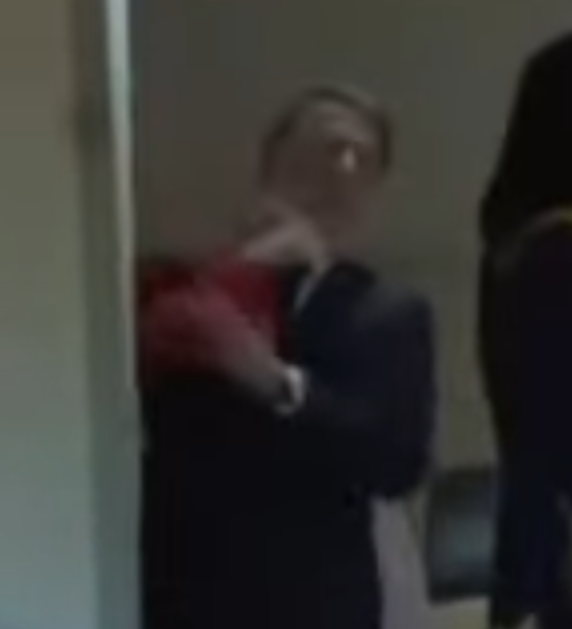 Makron i zena, udarac 3.png