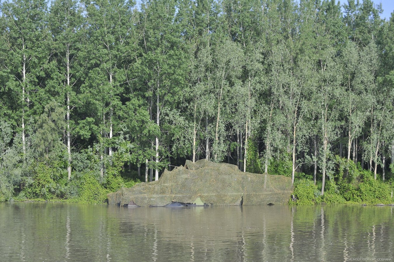 Maskirni vez minolovac Neštin.jpg