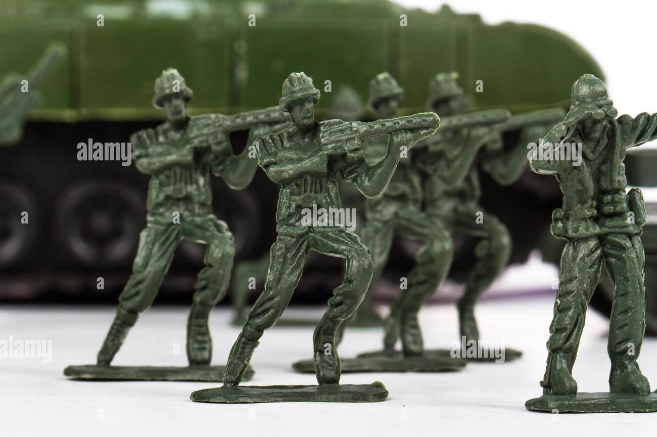 miniature-toy-soldiers-and-tank-isolated-on-white-background-E7TCP6.jpg