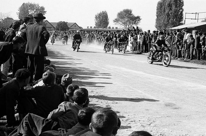 Moto trke ispred zemunskog Zmajau pozadini.jpg