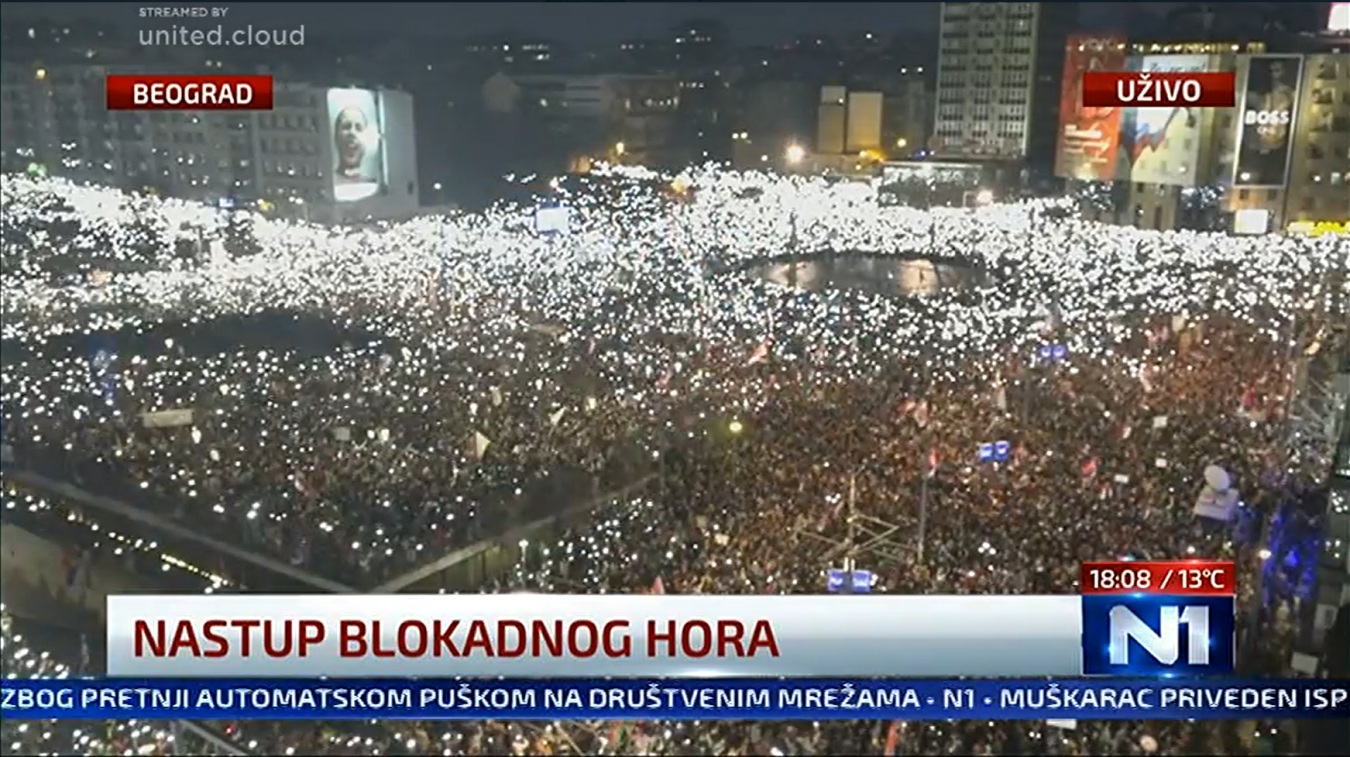 Nastup blokadnog hora na Slaviji, Narod prati svetlima sa mobilnih telefona.png