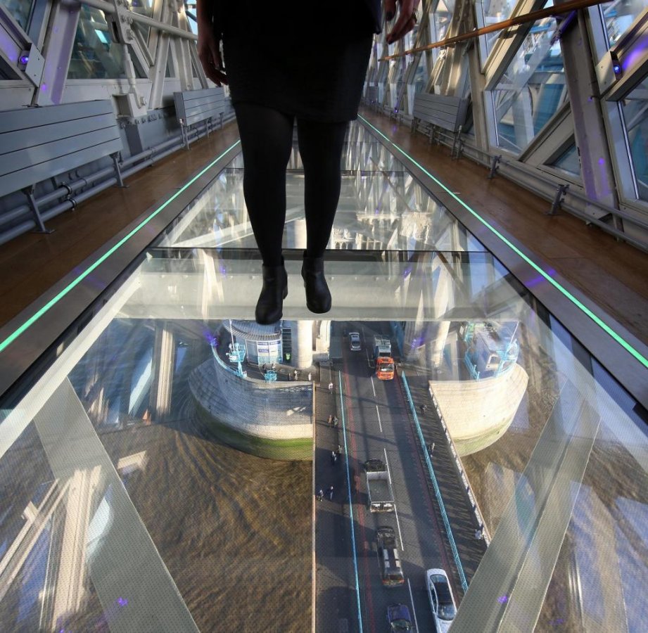 New-Glass-Flooring-Across-Tower-Bridge-s-High-Level-Walkways-3.jpg