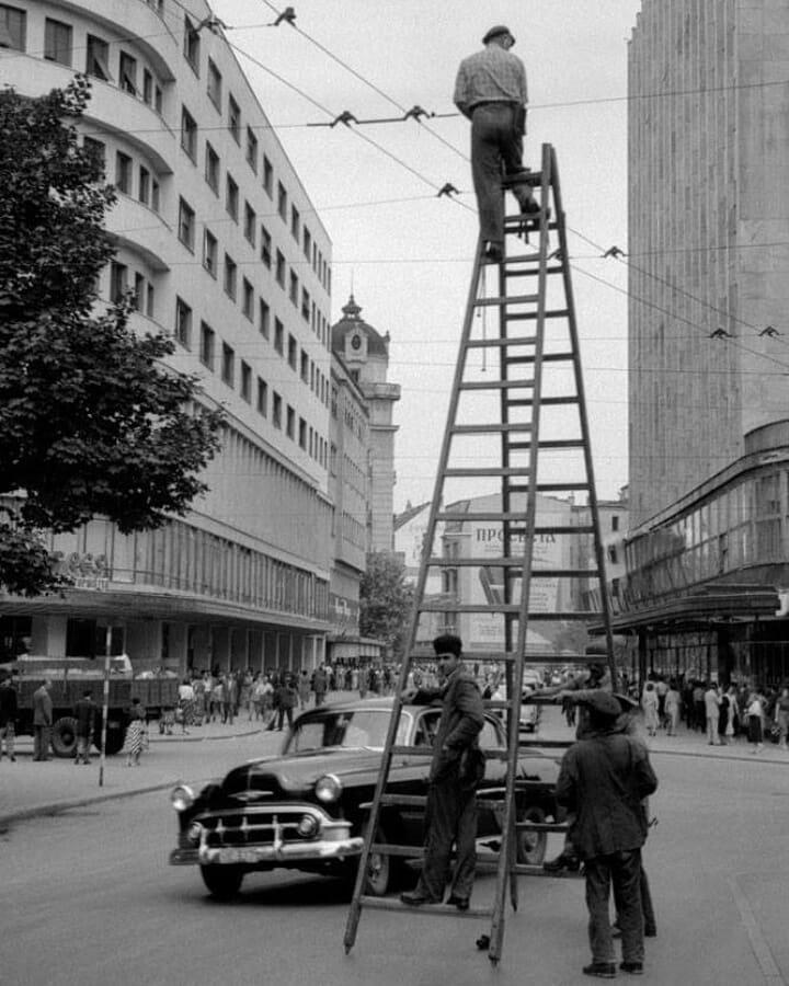 Odrzavanje trolejbuske mreze 1950tih kod palate Albanija Terazija Kolarceva.jpg