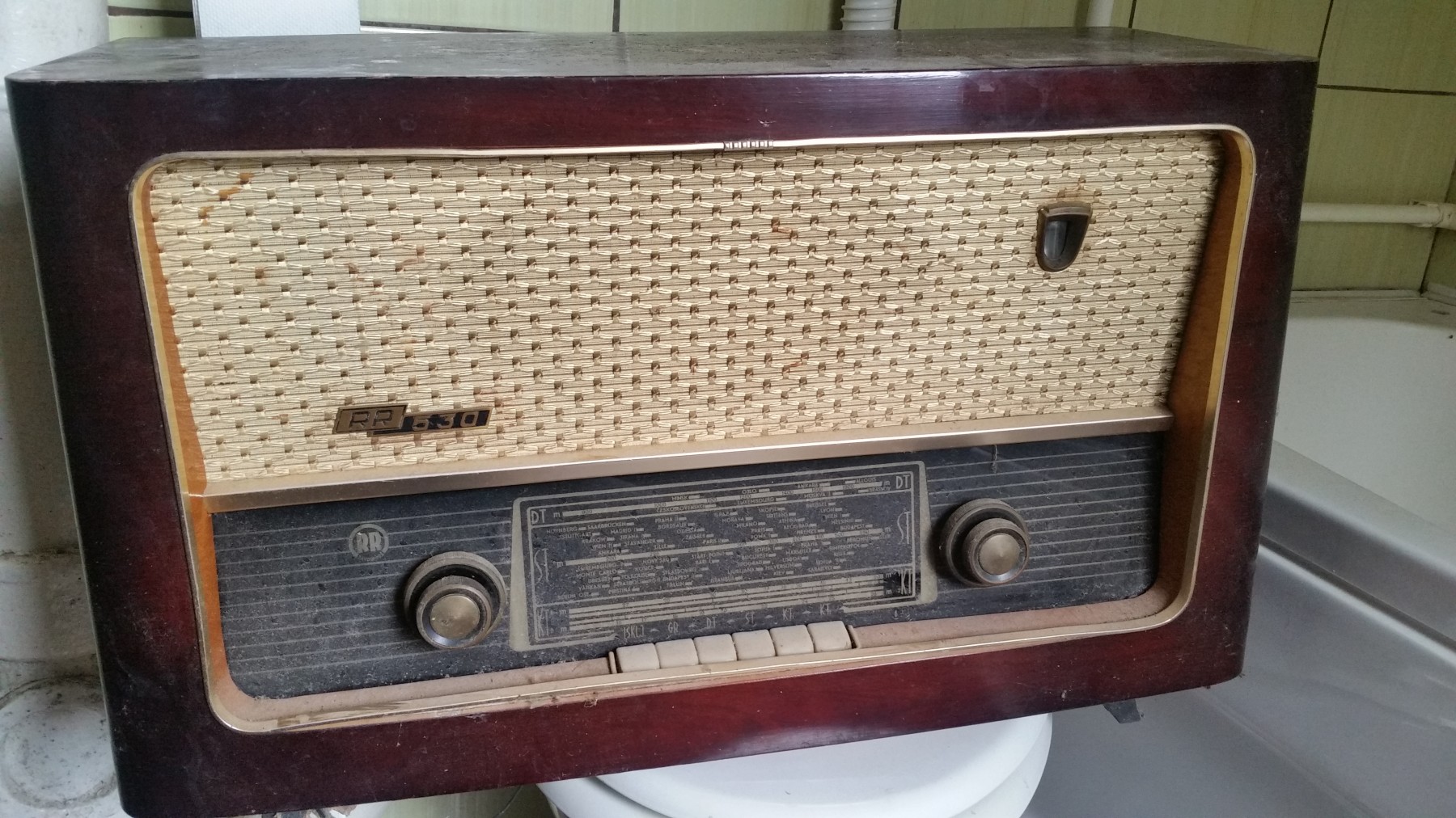 originalslika_stari-radio-aparat-RR-212945895.jpg