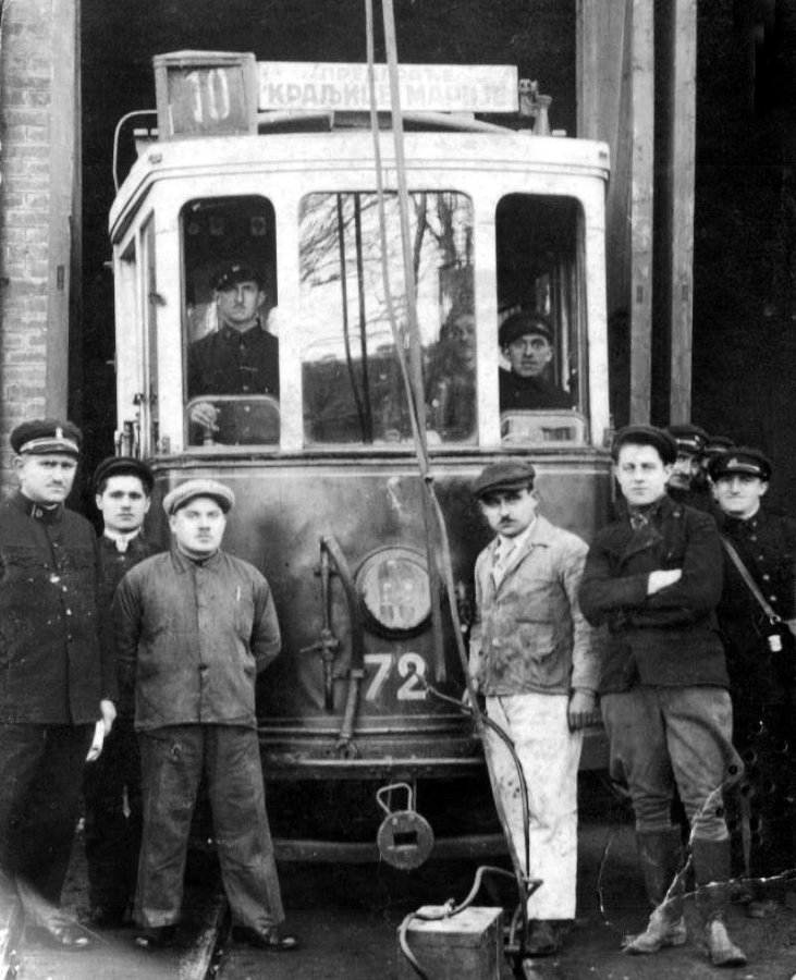 Otpremnici tramvaja u Gornjem depou ispracaju Desetku, 1930te.jpg