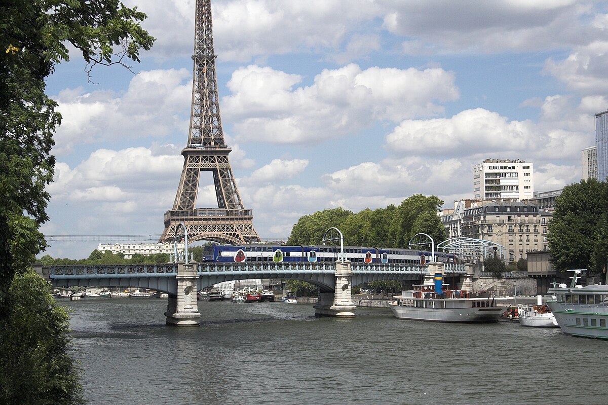 Paris_RER_C_crosses_the_Seine_on_Pont_Rouelle.jpg