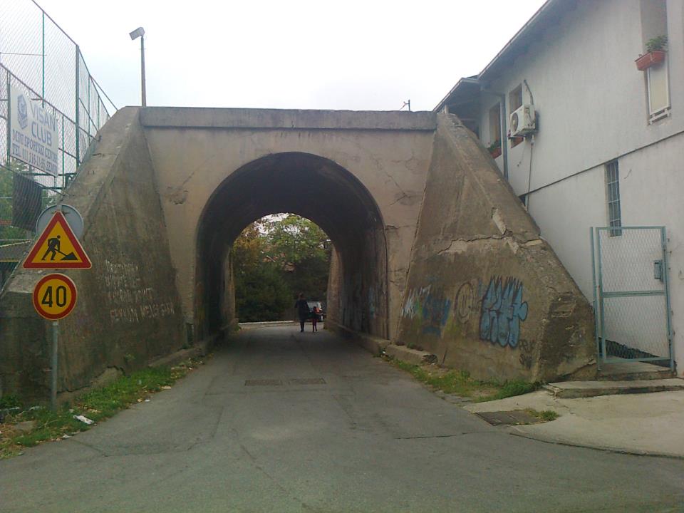 Podvožnjak tzv tunelčić između Zemuna i Pavlijona. Pogled iz ulice Jerneja Kopitara u Paviljon...jpg
